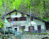 Al centro del paese il Rifugio Osteria Alpina accoglie il turista con la sua gioiosa struttura