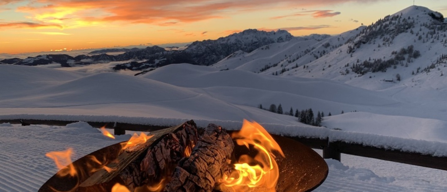Tramonto con fuoco e neve