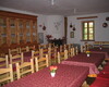 Una sala per la ristorazione del rifugio alpino al Passo di Cassana