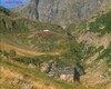 Il rifugio F.lli Longo con il monte Aga 2720 m sullo sfondo. 